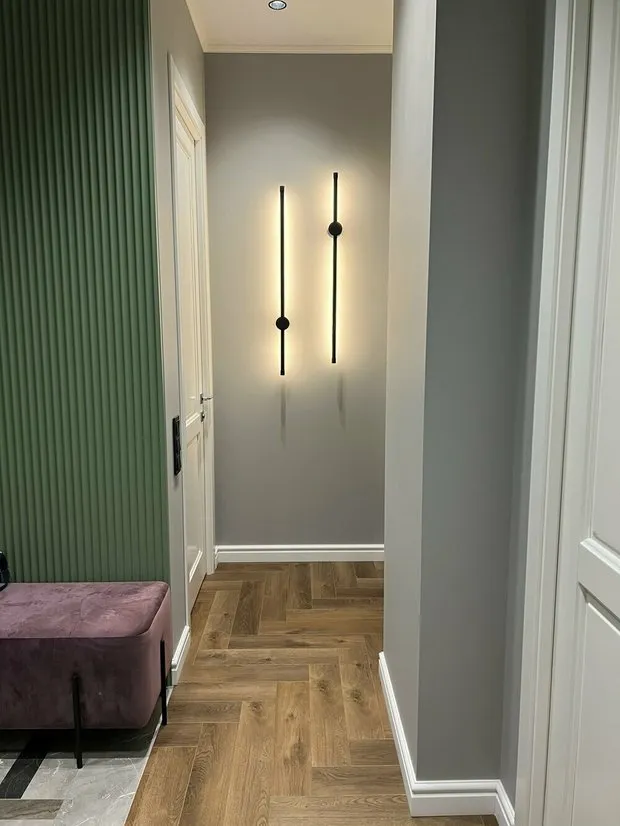 La colocación del vinilo cuarzo se hizo con el método 'árbol francés'. Se montó en juntas sobre la capa de base, pero en las áreas donde se unía con el granito cuarzo, se pegó el vinilo directamente al suelo para asegurar una unión firme.