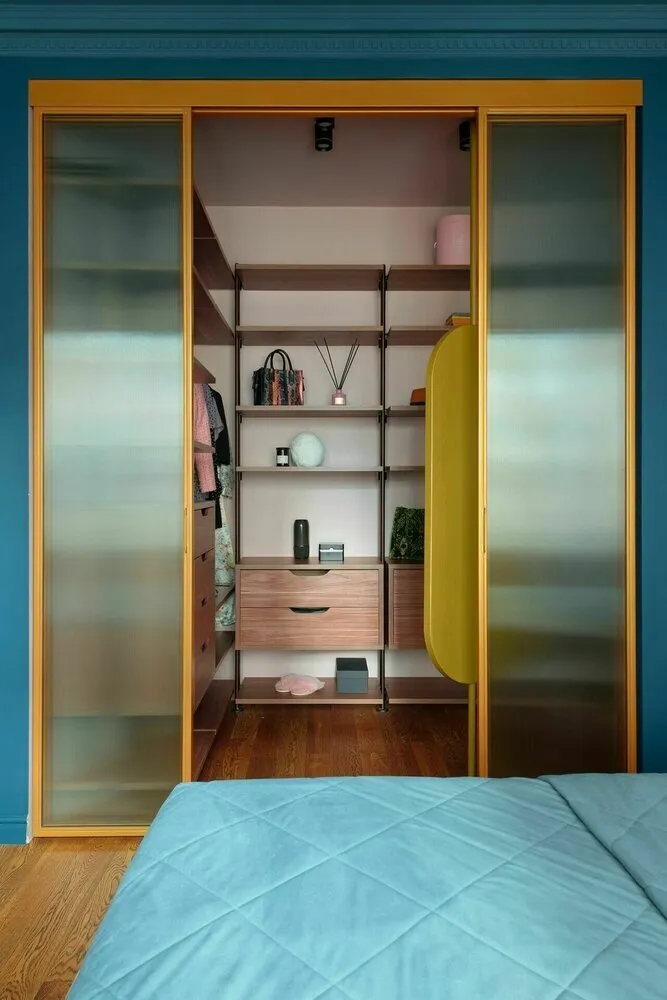 Foto: In Stil, Garderobe, Zimmerinterior, Interior-Stil, Innenraumdesign, Tipps, wie man eine Garderobe in einer Wohnung einrichtet, wie man eine Garderobe baut, Garderobe in einer Kleinstwohnung, Einrichtung einer eigenständigen Garderobe, Garderobe in einer Einzimmerwohnung, wie man eine Garderobe einrichtet, Design einer Garderobe, Planung einer Garderobe, Schlafzimmer mit Garderobe, Garderobe in einer Wohnung, Wohnung mit Garderobe, Speicherung in einer kleinen Garderobe, Garderoben, Wie man eine Garderobe in einer Einzimmerwohnung einrichtet – Foto auf unserer Website