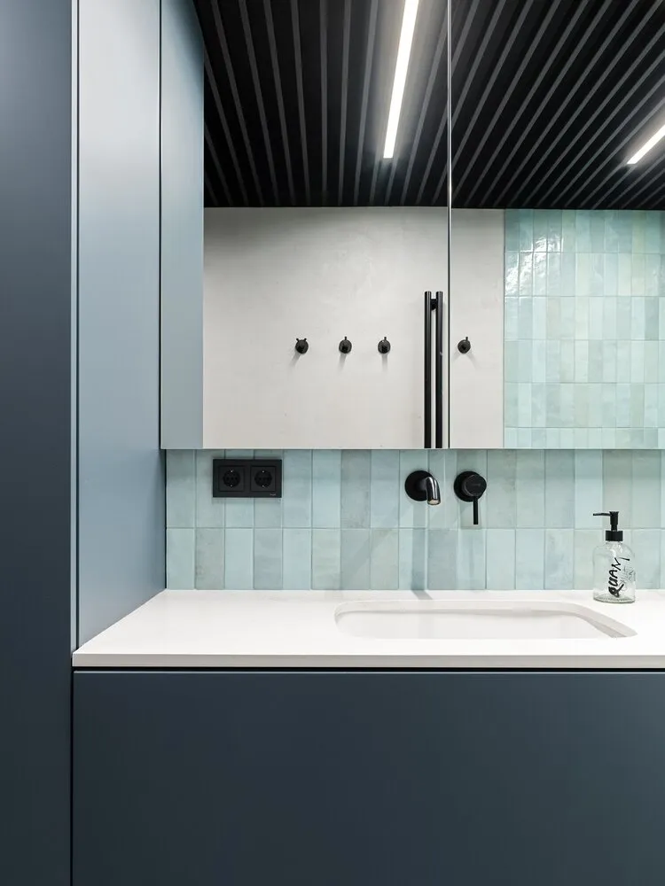 Detrás del armario hay una columna con la lavadora y la secadora dentro de un armario.