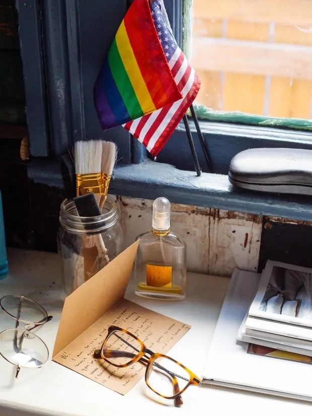 照片:北欧风客厅,折中风格,室内装饰,美国,粉色,如何布置租赁公寓,如何改善租赁公寓的内饰,租赁公寓装饰,明亮的室内设计,新奥尔良 – 我们网站上的照片