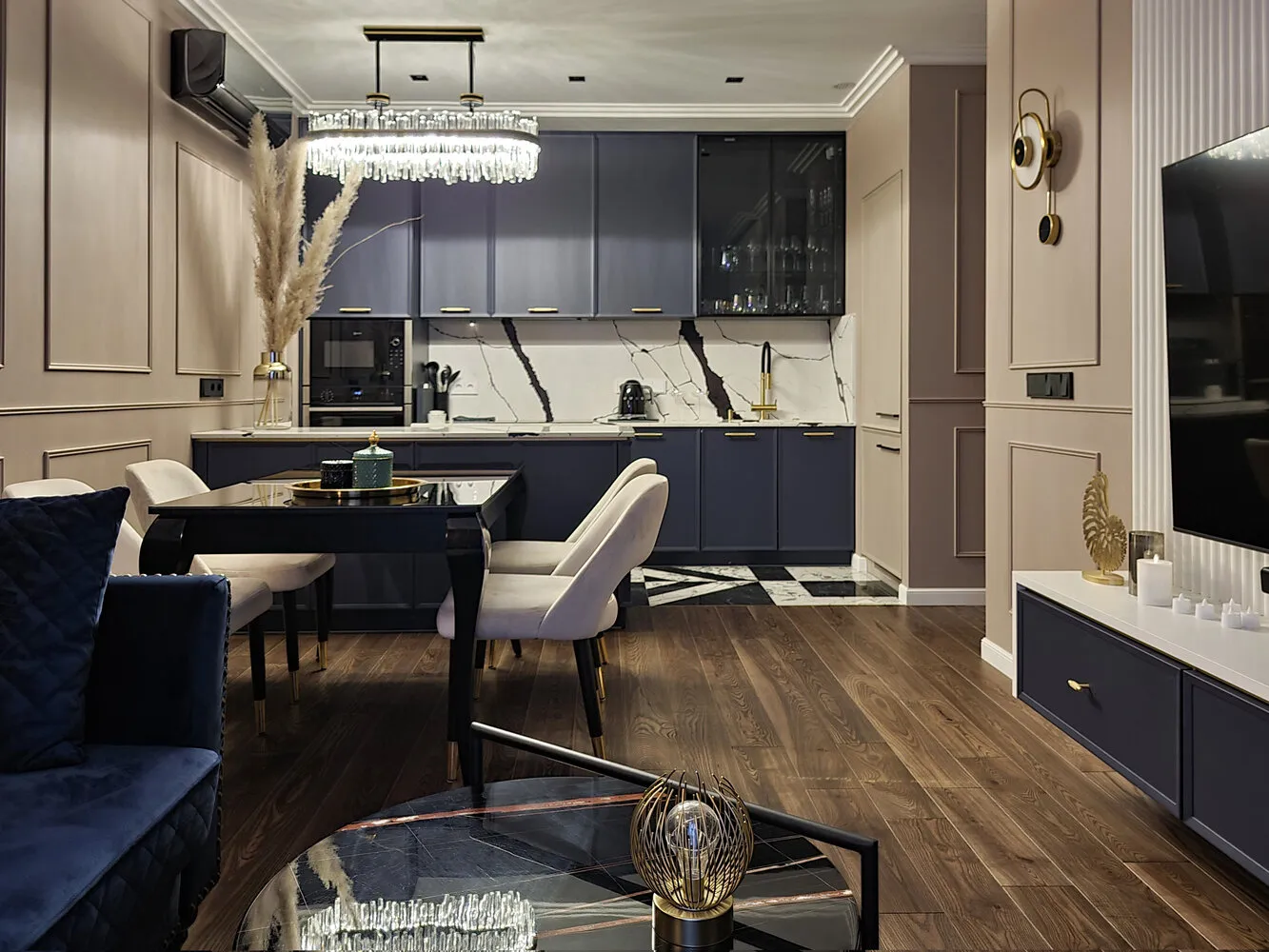 Hay una lavadora de platos, filtro para agua, triturador de residuos, gran refrigerador incorporado, horno, microondas, tetera. El robot de cocina y otros utensilios pequeños caben en los estantes superiores.