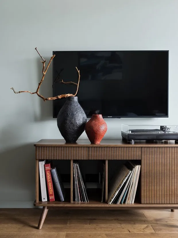 Al cliente le fue importante colocar un tocadiscos para vinilos, por eso se eligió una repisa especial.