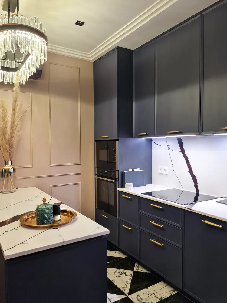 En el tablero hay 6 cajones deslizables voluminosos que permiten almacenar todos los productos secos necesarios, ollas, tapas y sartenes.