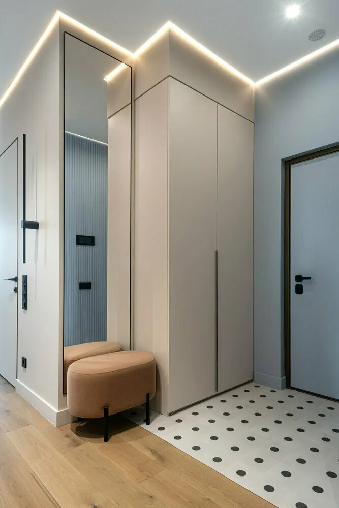 Foto: estilo, Entrada, Interiores de habitaciones, Consejos, Armario en el corredor, Sistemas de almacenamiento para el corredor, Diseño de entrada pequeña, Ideas para decorar la entrada, Diseño de corredor estrecho, Decoración de corredor estrecho, Altura del armario en el corredor, Cómo decorar la entrada, Entrada cómoda, Diseño de entrada pequeña, Ideas para entrada pequeña, Cómo decorar un corredor pequeño, Preguntas al diseñador antes de la renovación, Entrada en edificio de panel, Interiores de entrada - fotos en nuestro sitio web