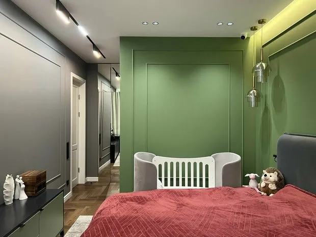 La pintura se complicó con molduras de poliuretano práctico. Al instalar las molduras de pared, se consideraron todas las dimensiones de la tecnología que se colocará en las paredes como aire acondicionado. En cuanto a los techos, son estándar de yeso con luminarias embebidas.