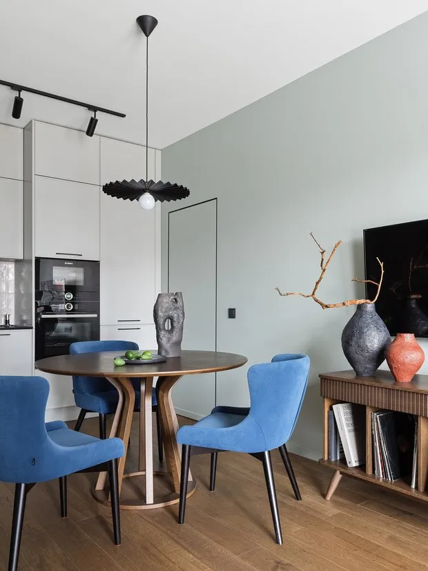 Elegimos una mesa con una pata de forma inusual, que es uno de los principales elementos visuales de la cocina-comedor.