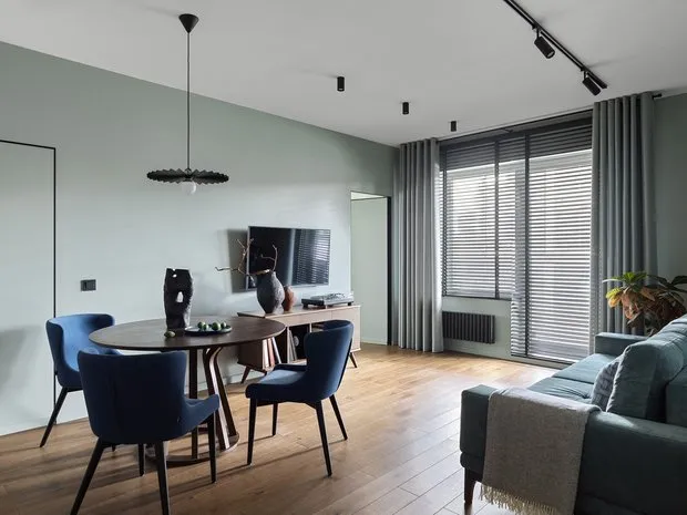 En las ventanas de la sala de estar hay persianas en madera laminada.