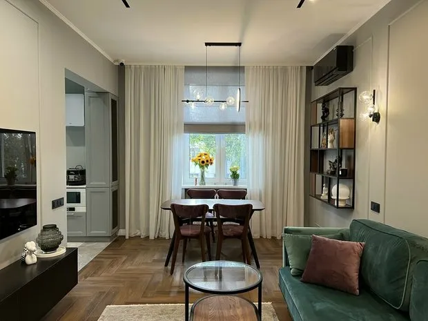 En los techos se instaló un material trilaminado de aislamiento acústico y amortiguador vibracional 'Terlen Vibro-M', usado para reducir el ruido impacto y aéreo. En los suelos se usó una capa de aislamiento acústico 'Shumanet-100Combi' con el fin de reducir el nivel de ruido impacto y crear una capa de impermeabilización.