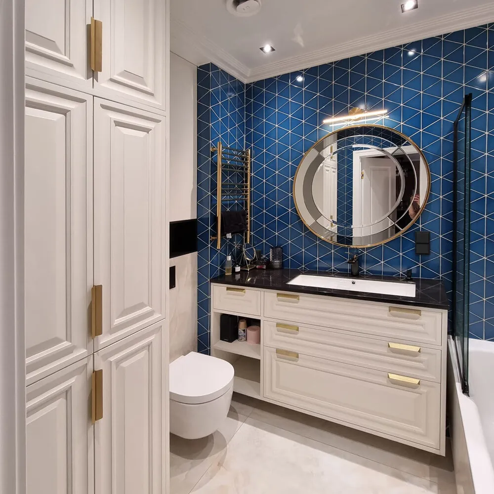 Inodoro colgado: tras las puertas están todos los contadores y el sensor de filtración del agua.