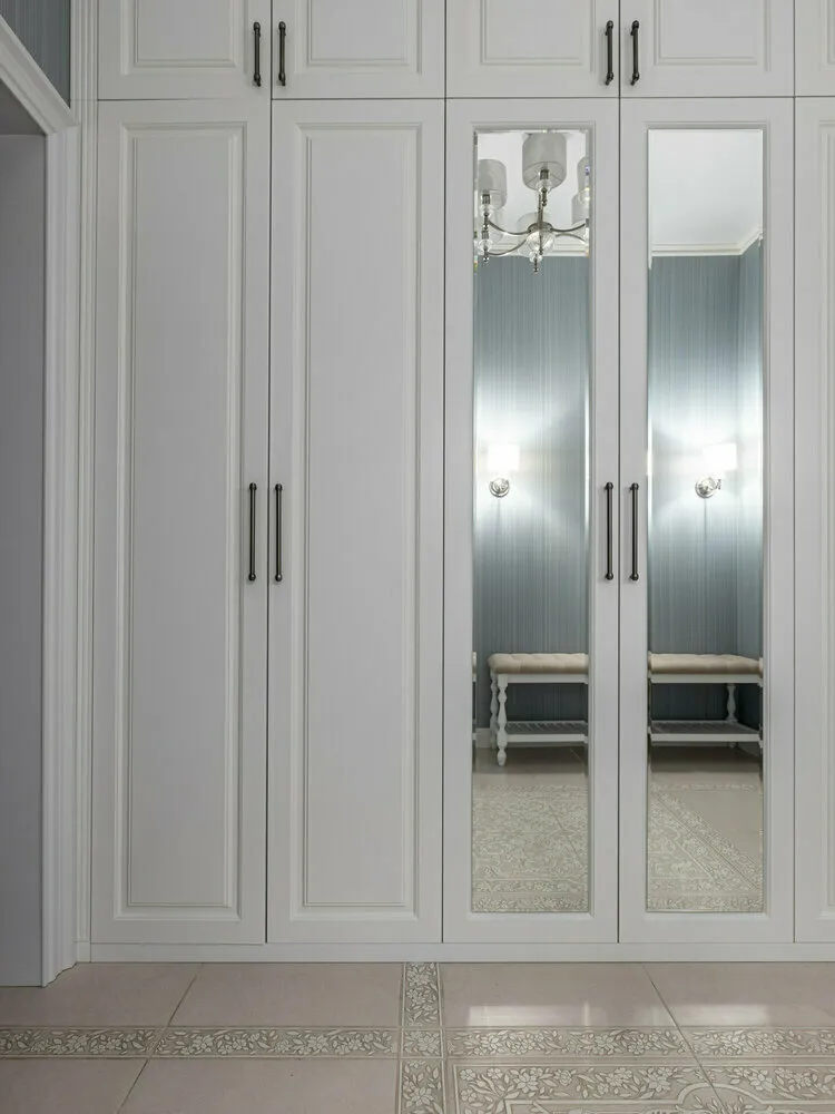 Foto: estilo, Entrada, Interiores de habitaciones, Consejos, Armario en el corredor, Sistemas de almacenamiento para el corredor, Diseño de entrada pequeña, Ideas para decorar la entrada, Diseño de corredor estrecho, Decoración de corredor estrecho, Altura del armario en el corredor, Cómo decorar la entrada, Entrada cómoda, Diseño de entrada pequeña, Ideas para entrada pequeña, Cómo decorar un corredor pequeño, Preguntas al diseñador antes de la renovación, Entrada en edificio de panel, Interiores de entrada - fotos en nuestro sitio web