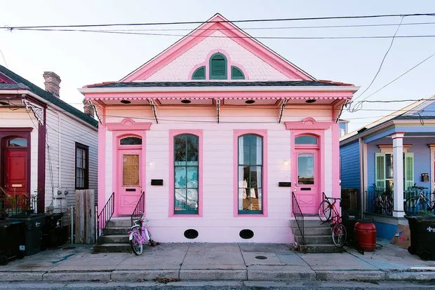 照片:北欧风客厅,折中风格,室内装饰,美国,粉色,如何布置租赁公寓,如何改善租赁公寓的内饰,租赁公寓装饰,明亮的室内设计,新奥尔良 – 我们网站上的照片