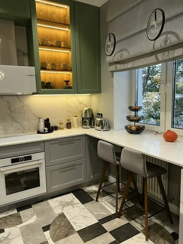 Durante la renovación se instaló toda la instalación eléctrica nuevamente siguiendo las normas de construcción vigentes, se colocó la automatización ABB. Se reforzaron las tuberías de agua y calefacción, se hicieron las conexiones a los radiadores ocultas en la pared para que quedaran lo más estéticas posibles.