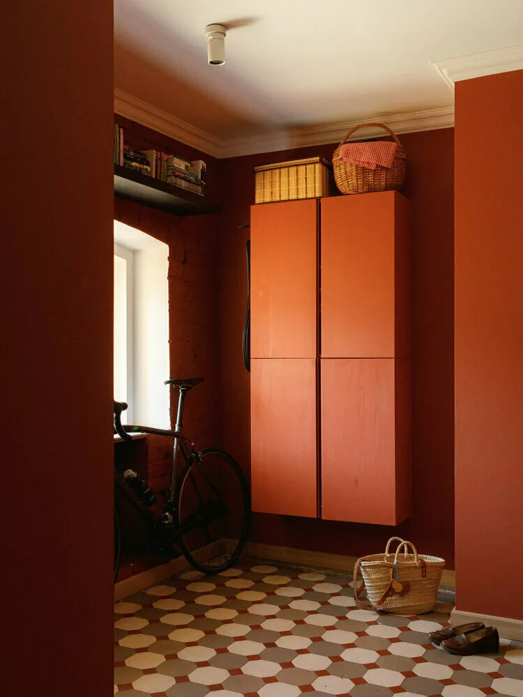 Foto: estilo, Entrada, Interiores de habitaciones, Consejos, Armario en el corredor, Sistemas de almacenamiento para el corredor, Diseño de entrada pequeña, Ideas para decorar la entrada, Diseño de corredor estrecho, Decoración de corredor estrecho, Altura del armario en el corredor, Cómo decorar la entrada, Entrada cómoda, Diseño de entrada pequeña, Ideas para entrada pequeña, Cómo decorar un corredor pequeño, Preguntas al diseñador antes de la renovación, Entrada en edificio de panel, Interiores de entrada - fotos en nuestro sitio web