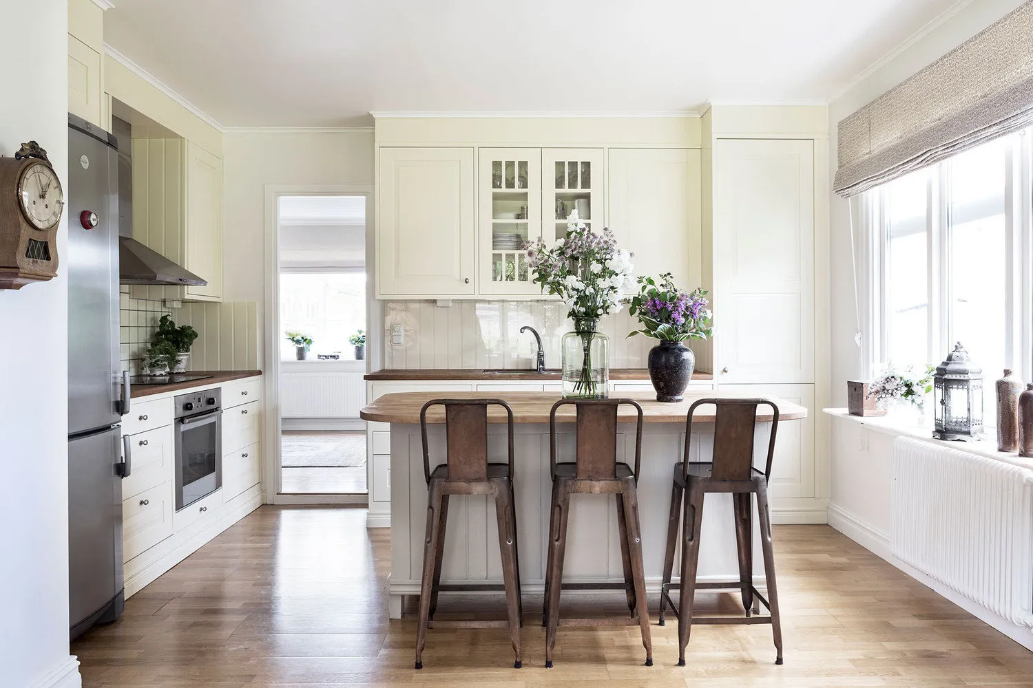 Дизайн: шведский консультант, который работает под руководством Кэтрин Ирленд. Кухня в типичном шведском домике