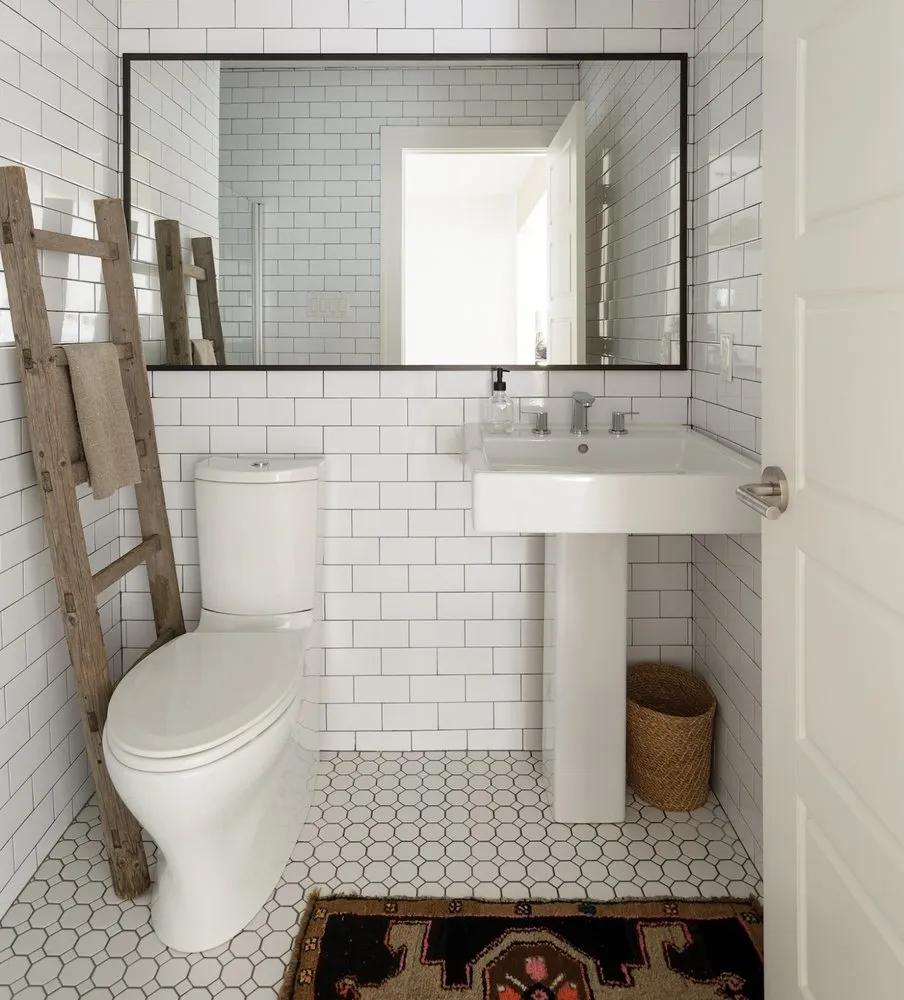 照片：北欧风格浴室，室内装饰，前后对比 – 网站上的照片