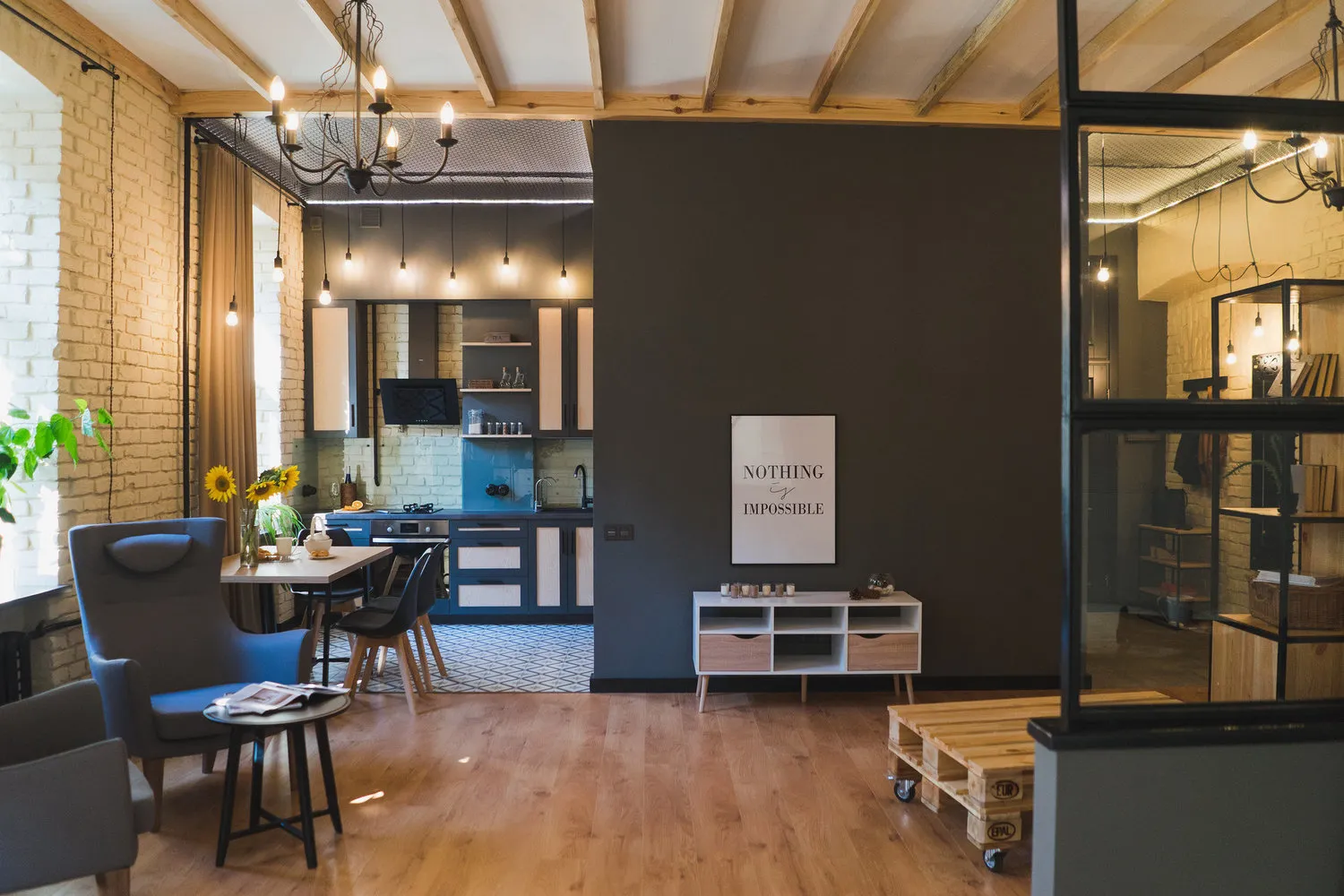 照片:loft风格客厅,公寓,技巧,墙面装饰,Loggia,墙面绘画,装饰性墙面处理 – 网站上的照片