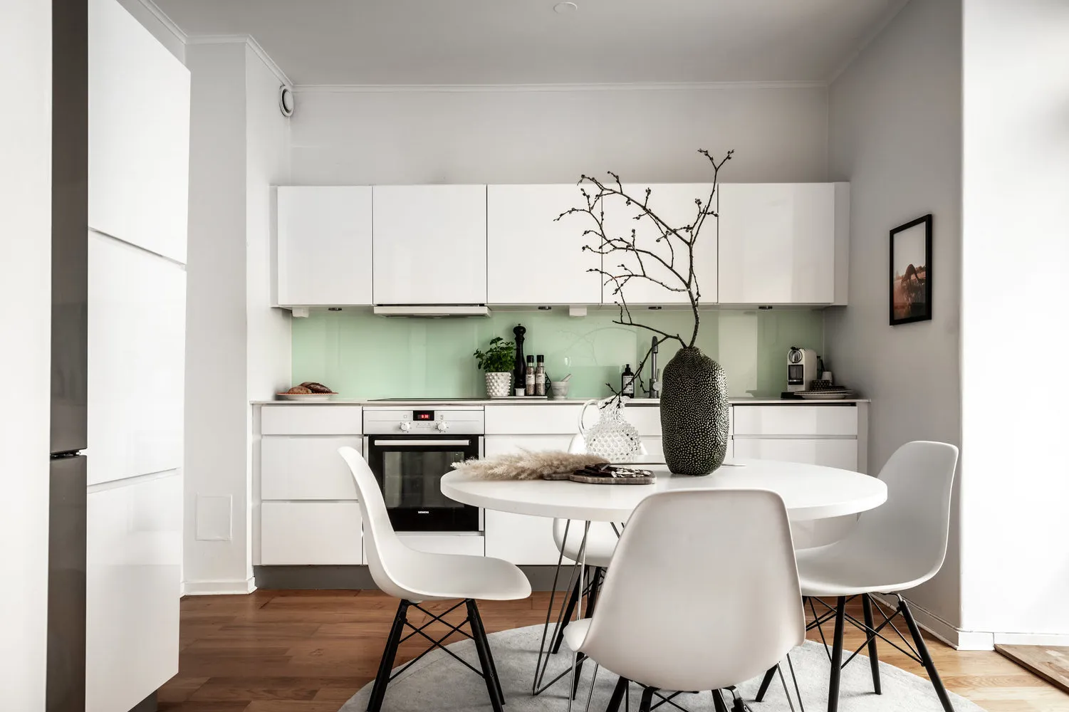 Photo: Kitchen and dining room in Modern, Scandinavian, Interior decor, Apartment, Sweden, White, Grey, 2 rooms, 60-90 sqm – photo on our website