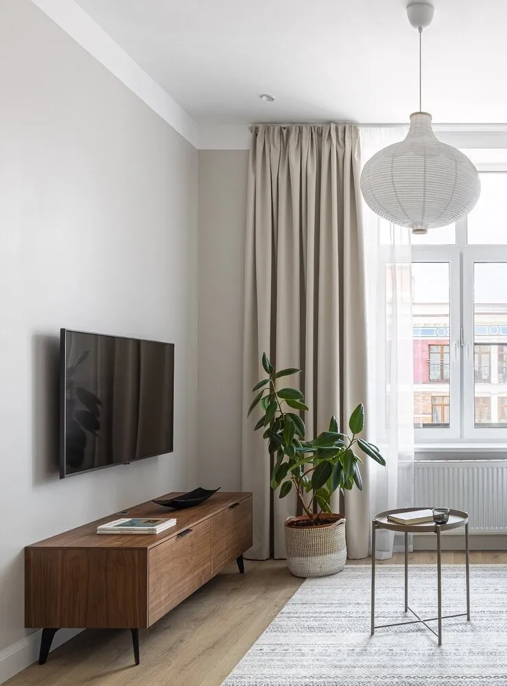 En aras del ahorro de materiales y trabajos constructivos se renunció completamente al cornisamiento del techo, se hizo una línea de delineado del techo y las paredes a lo largo del perímetro. Visualmente este truco aumentó la altura del techo y también simplificó las soluciones de integración de la mobiliario empotrado en los nichos.