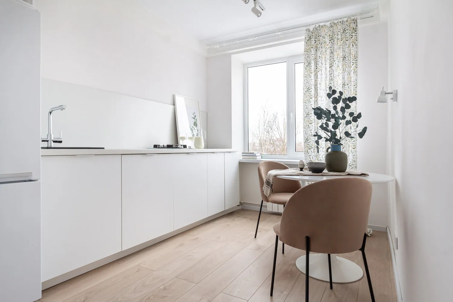 Foto: Cocina y comedor en estilo Minimalismo, Moderno, Vivienda pequeña, Apartamento, San Petersburgo, 1 habitación, menos de 40 metros, Olga Kaposova – fotos en nuestro sitio web