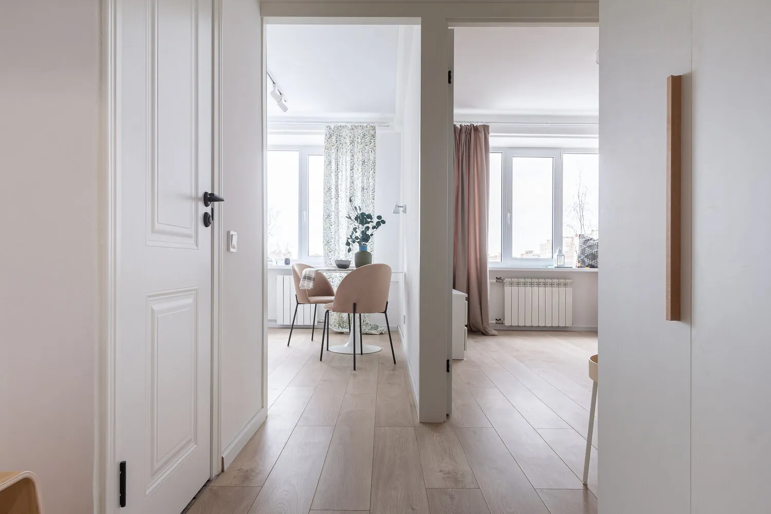 Foto: Entrada en estilo Minimalismo, Moderno, Vivienda pequeña, Apartamento, San Petersburgo, 1 habitación, menos de 40 metros, Olga Kaposova – fotos en nuestro sitio web