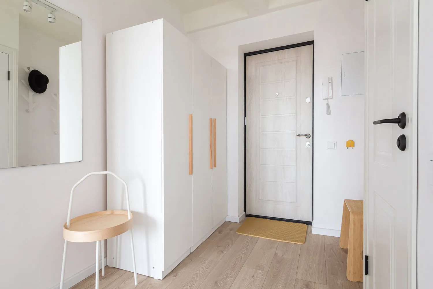 Foto: Entrada en estilo Minimalismo, Moderno, Vivienda pequeña, Apartamento, San Petersburgo, 1 habitación, menos de 40 metros, Olga Kaposova – fotos en nuestro sitio web