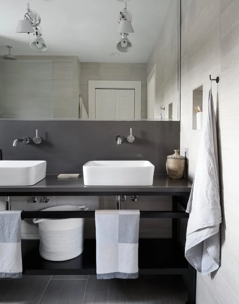 照片：现代风格浴室，室内装饰，前后对比 – 网站上的照片