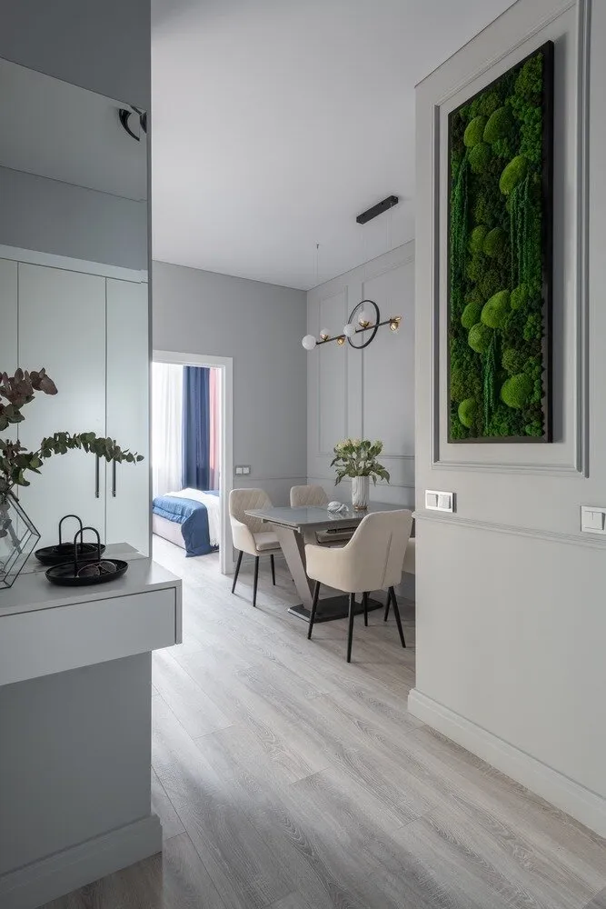 El principal elemento decorativo en la entrada es una pintura hecha con musgo estabilizado, se hizo a medida y se previó su iluminación desde el inicio.