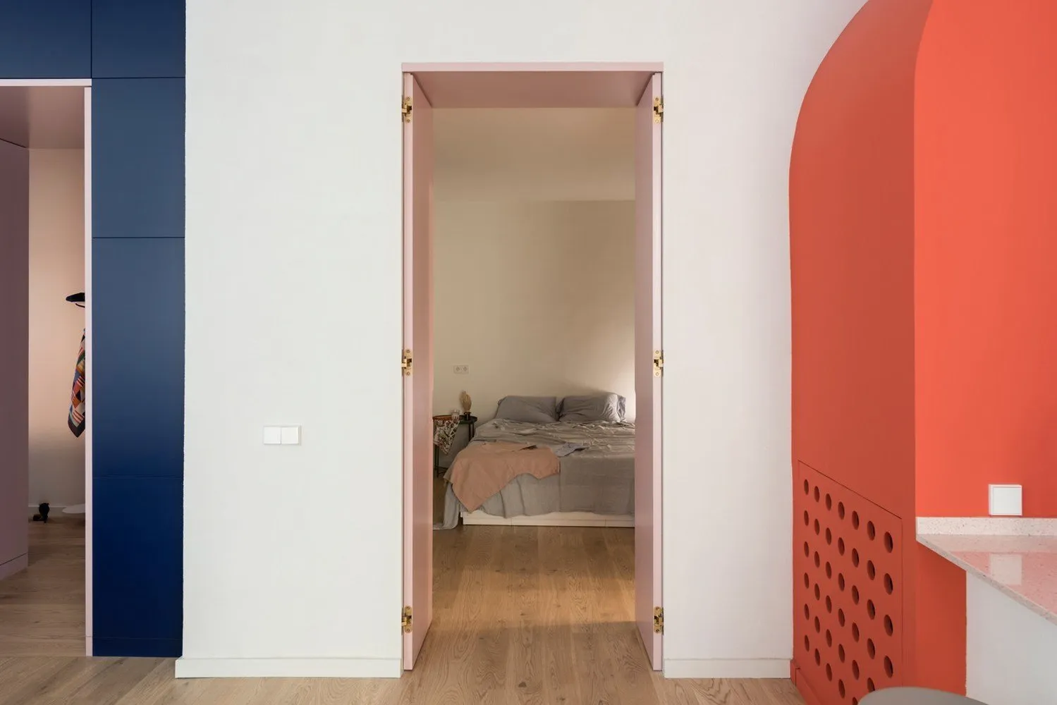 照片：极简风格卧室，室内装饰，公寓，西班牙，巴塞罗那，3个房间，60-90平方米 – 网站上的照片