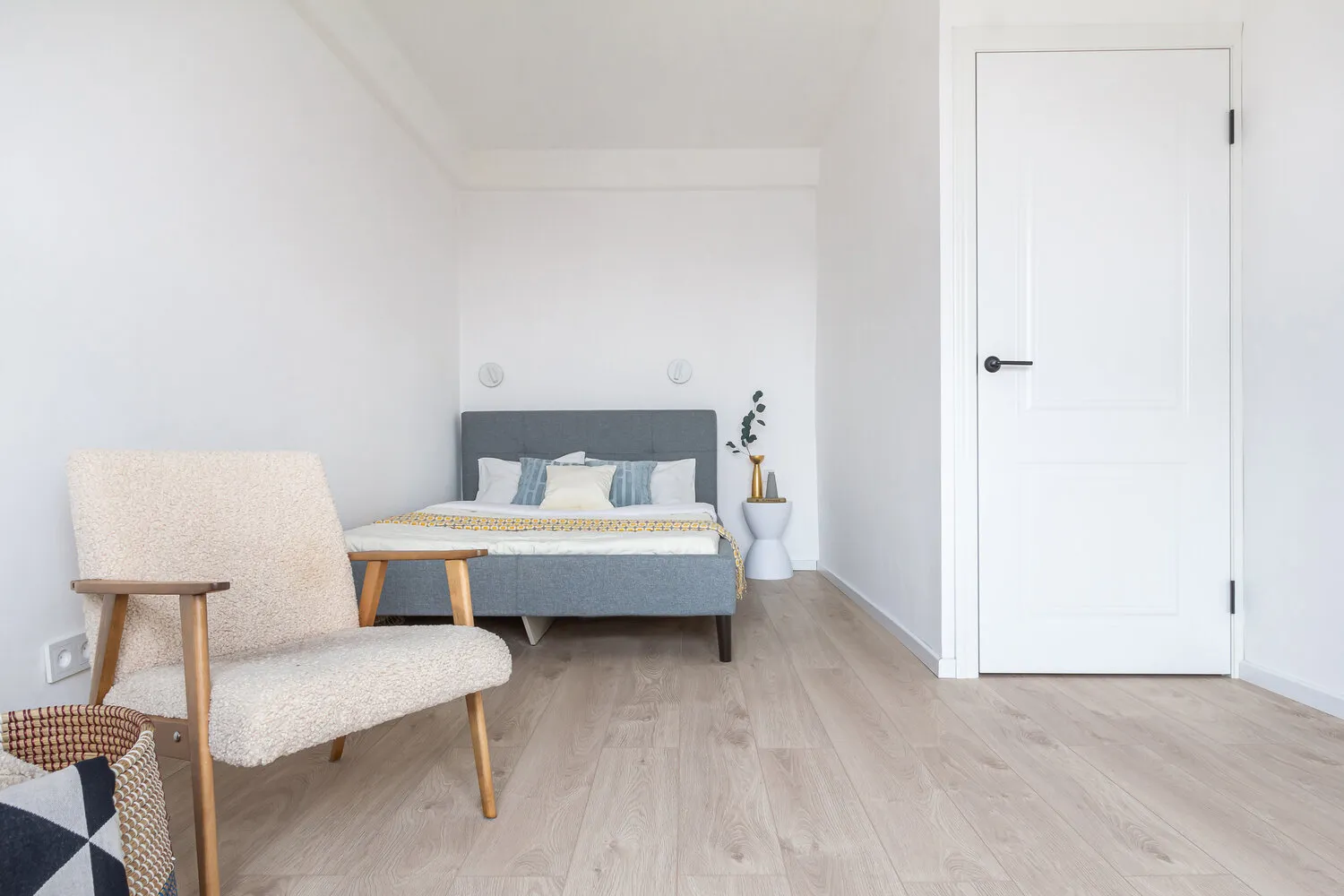 Foto: Dormitorio en estilo Minimalismo, Moderno, Vivienda pequeña, Apartamento, San Petersburgo, 1 habitación, menos de 40 metros, Olga Kaposova – fotos en nuestro sitio web