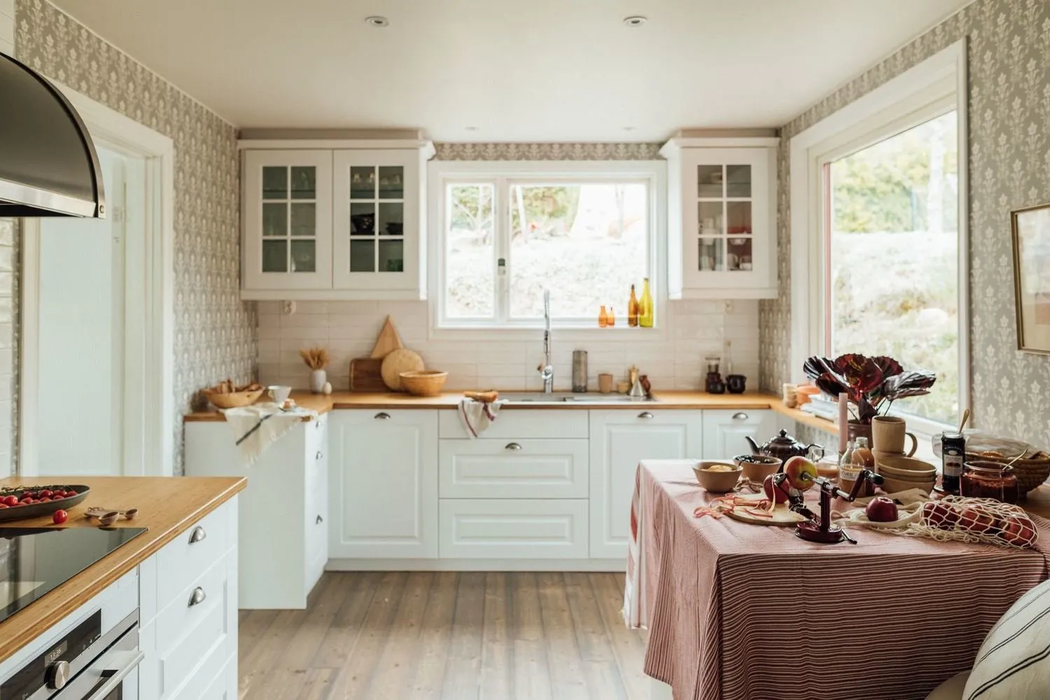 照片：厨房与餐厅风格，普罗旺斯与乡村，经典，斯堪的纳维亚，折中主义，房屋，瑞典，白色，小屋，斯德哥尔摩，灰色，蓝色，棕色，房屋与小屋，4张或更多 – 我们网站上的照片