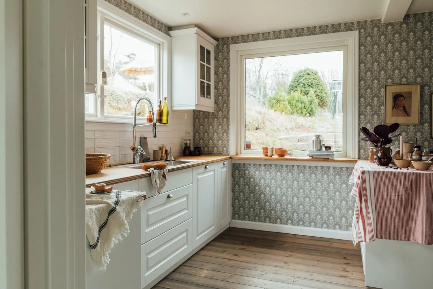 照片：厨房与餐厅风格，普罗旺斯与乡村，经典，斯堪的纳维亚，折中主义，房屋，瑞典，白色，小屋，斯德哥尔摩，灰色，蓝色，棕色，房屋与小屋，4张或更多 – 我们网站上的照片