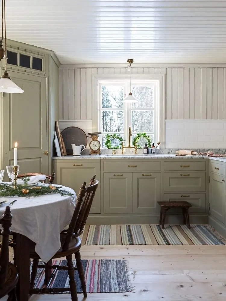 照片：普罗旺斯和乡村风格的厨房与餐厅，北欧，室内设计，房屋，白色、绿色、灰色、家居和乡村——我们网站上的照片
