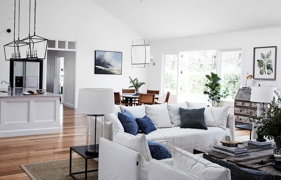 照片:北欧风格客厅,现代,室内装饰,房屋,平面图,装饰,白色,4人或更多,90平方米以上 – 网站上的照片