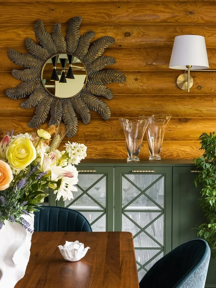 En la cocina apareció un bonito espejo: recordando al sol, se convirtió en el símbolo del proyecto. El sol simboliza vitalidad, pasión, coraje y juventud eterna.