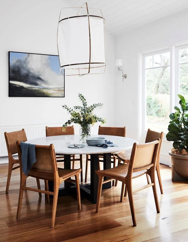 照片:北欧风格厨房与餐厅,现代,室内装饰,房屋,平面图,装饰,白色,4人或更多,90平方米以上 – 网站上的照片