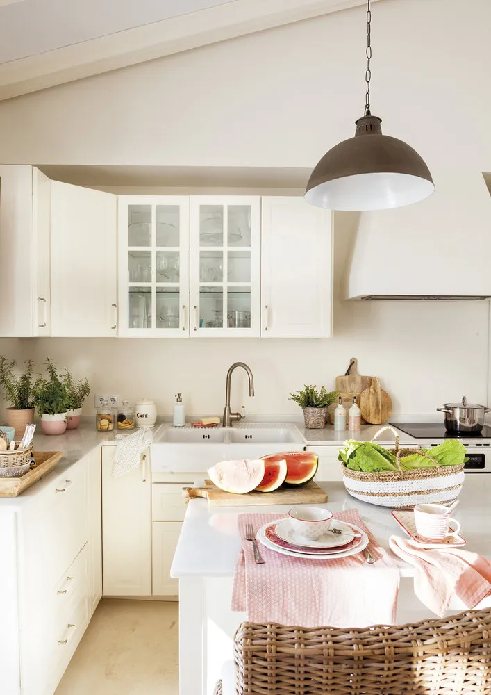 照片：普罗旺斯与乡村风格厨房和餐厅，现代，室内装饰，房屋，意大利，装饰，露台，白色，绿色，粉色 – 来自我们网站的照片