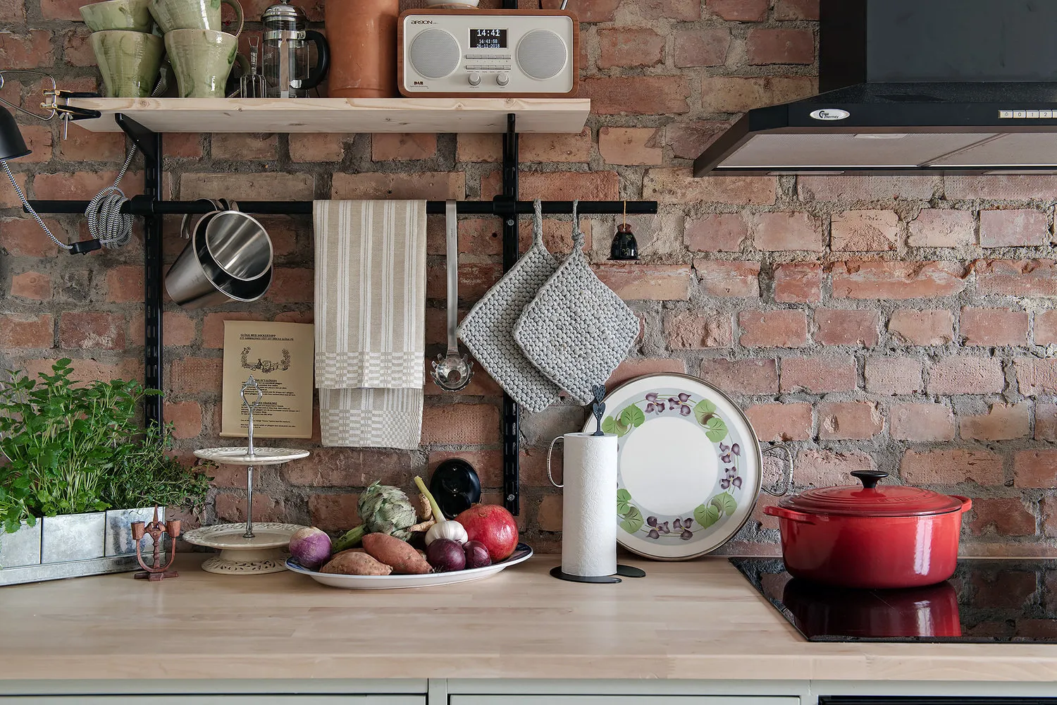 Фотография: Кухня и столовая в стиле Скандинавский, Декор интерьера, Квартира, Швеция, Гетеборг, скандинавский интерьер, Отделка стен, интерьер с кирпичной кладкой, 2 комнаты, 60-90 метров – фото на нашем сайте