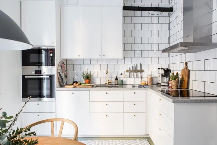 Фотография: Кухня и столовая в стиле Скандинавский, Декор интерьера, Квартира, Швеция, Советы – фото на нашем сайте