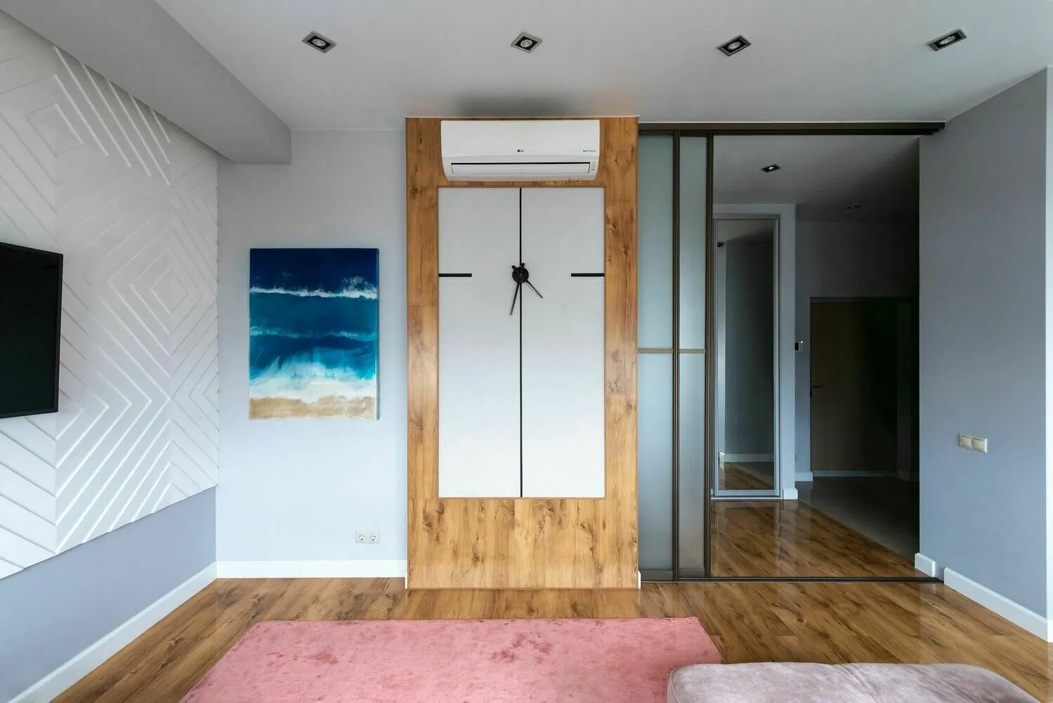 La única pieza decorativa son cuadros de resina epoxi de un artista moscovita. La cliente disfruta de vacaciones en playas de lugares exóticos, y el tema del océano era simplemente necesario en la vivienda. Gracias a la cercana relación entre el diseñador y el artista, se logró comprar los cuadros por un precio accesible. Según la cliente, estos trajeron paz y luz a casa.