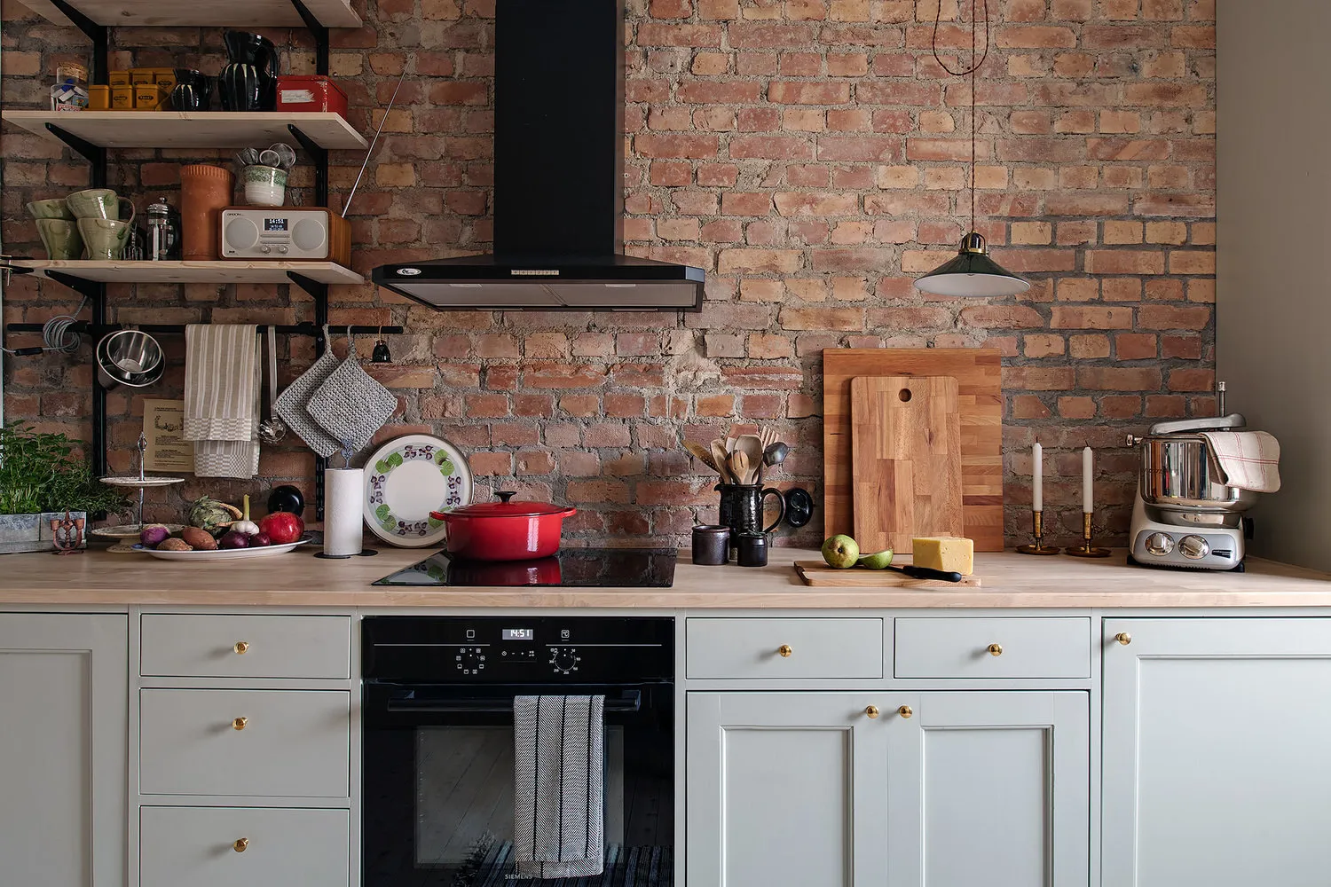 Фотография: Кухня и столовая в стиле Скандинавский, Декор интерьера, Квартира, Швеция, Гетеборг, скандинавский интерьер, Отделка стен, интерьер с кирпичной кладкой, 2 комнаты, 60-90 метров – фото на нашем сайте