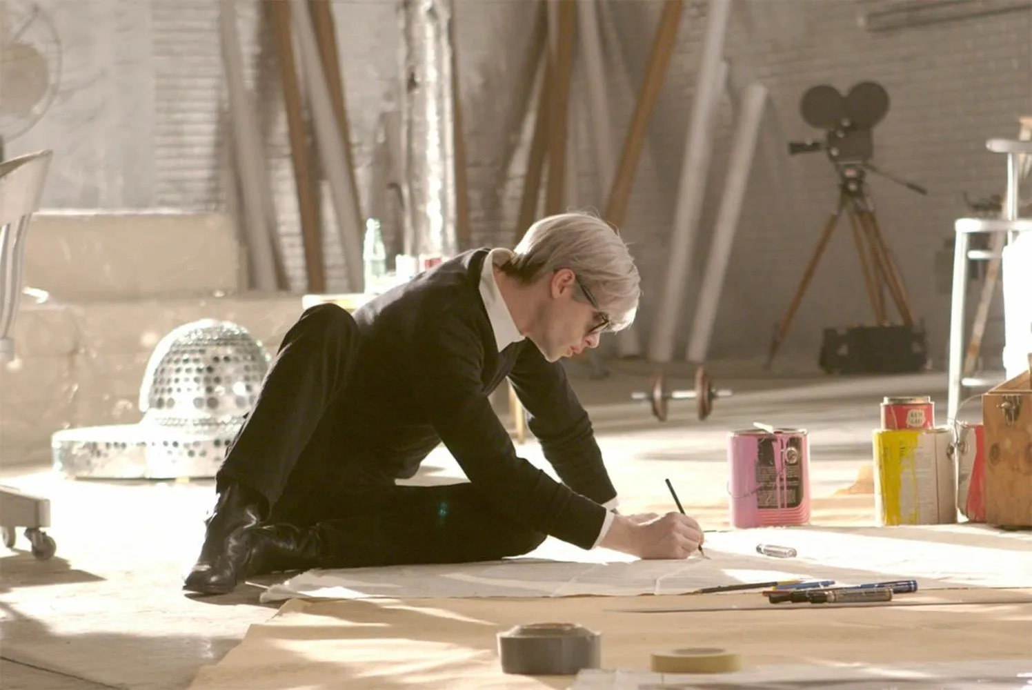 电影《我是如何引诱安迪·沃霍尔》中安迪·沃霍尔艺术工作室The Factory的内部