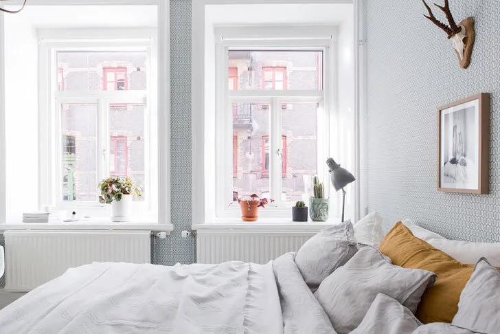 Фотография: Спальня в стиле Скандинавский, Декор интерьера, Квартира, Швеция, Советы – фото на нашем сайте