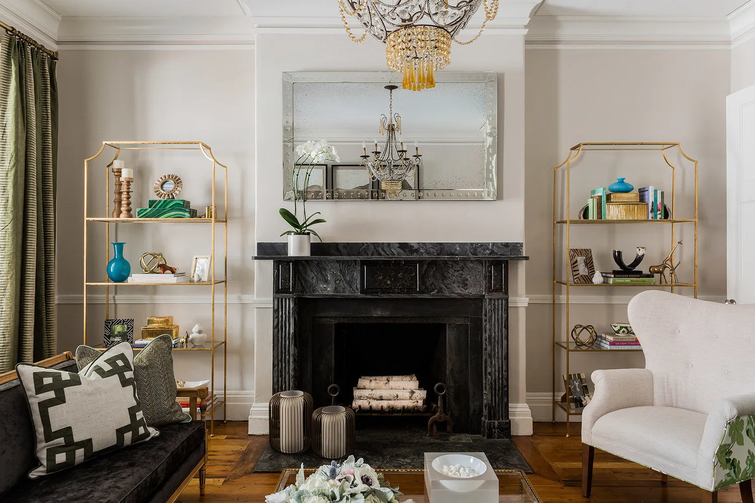 照片：经典风格客厅，室内装饰，住宅与乡村别墅，联排别墅 – 我们网站上的照片