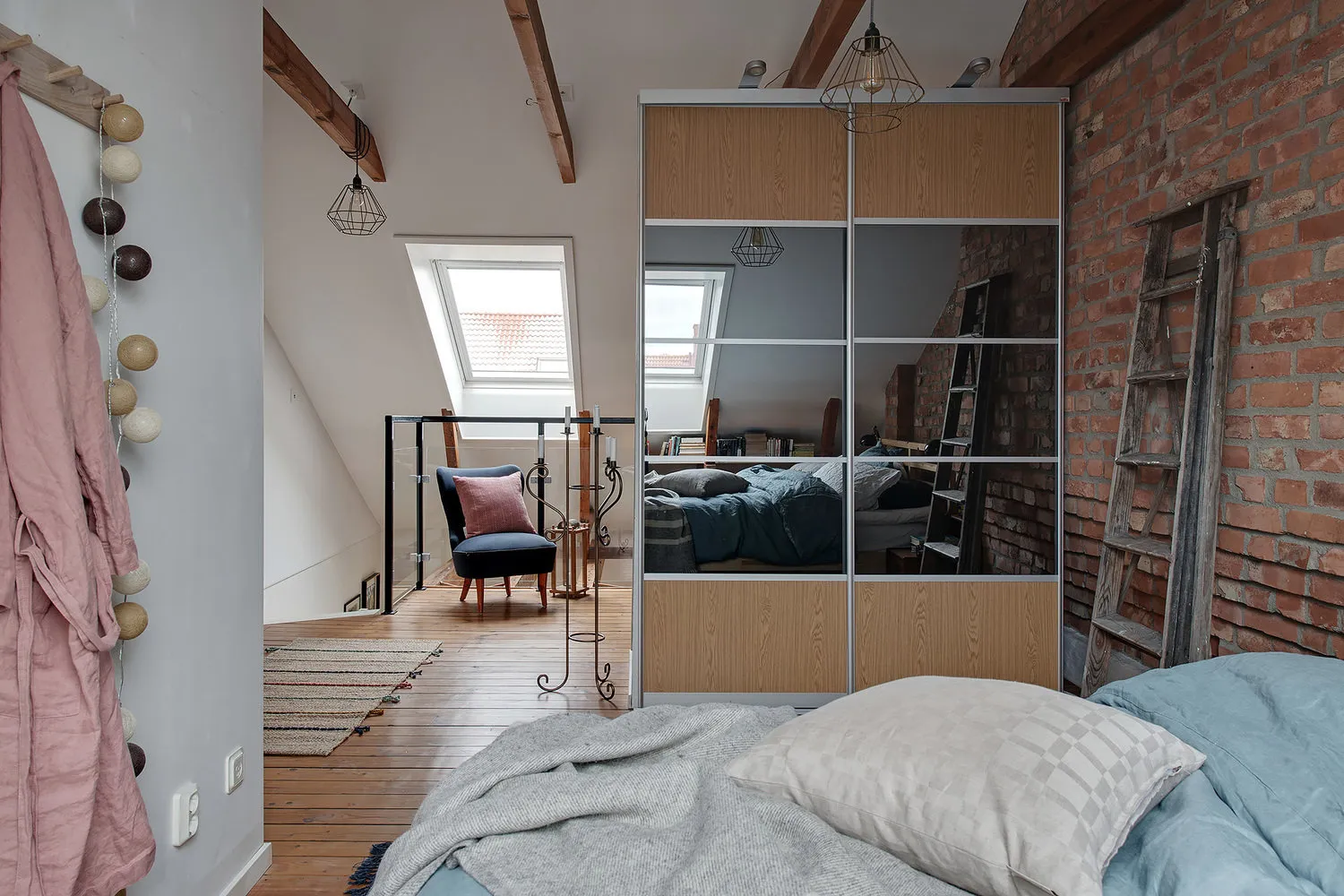 Фотография: Спальня в стиле Скандинавский, Декор интерьера, Квартира, Швеция, Гетеборг, скандинавский интерьер, Отделка стен, интерьер с кирпичной кладкой, 2 комнаты, 60-90 метров – фото на нашем сайте