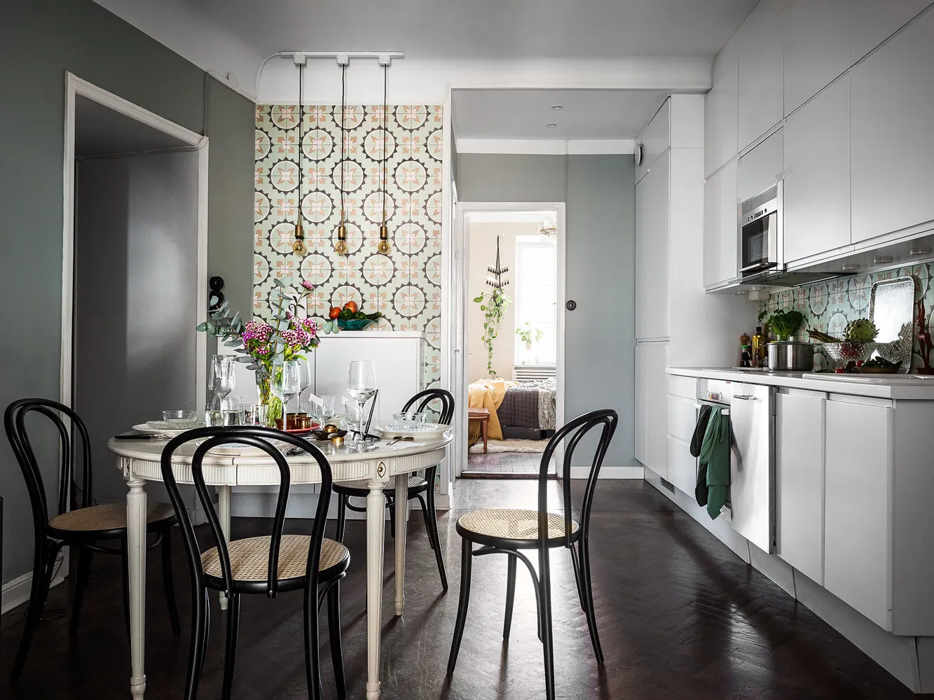 照片:斯堪的纳维亚风格厨房与餐厅,客厅,卧室,折中主义,室内装饰,公寓,瑞典,装饰,绿色,斯德哥尔摩,如何营造温馨氛围,如何布置两居室公寓,2个房间,40-60平方米,如何搭配图案 – 网站上的照片