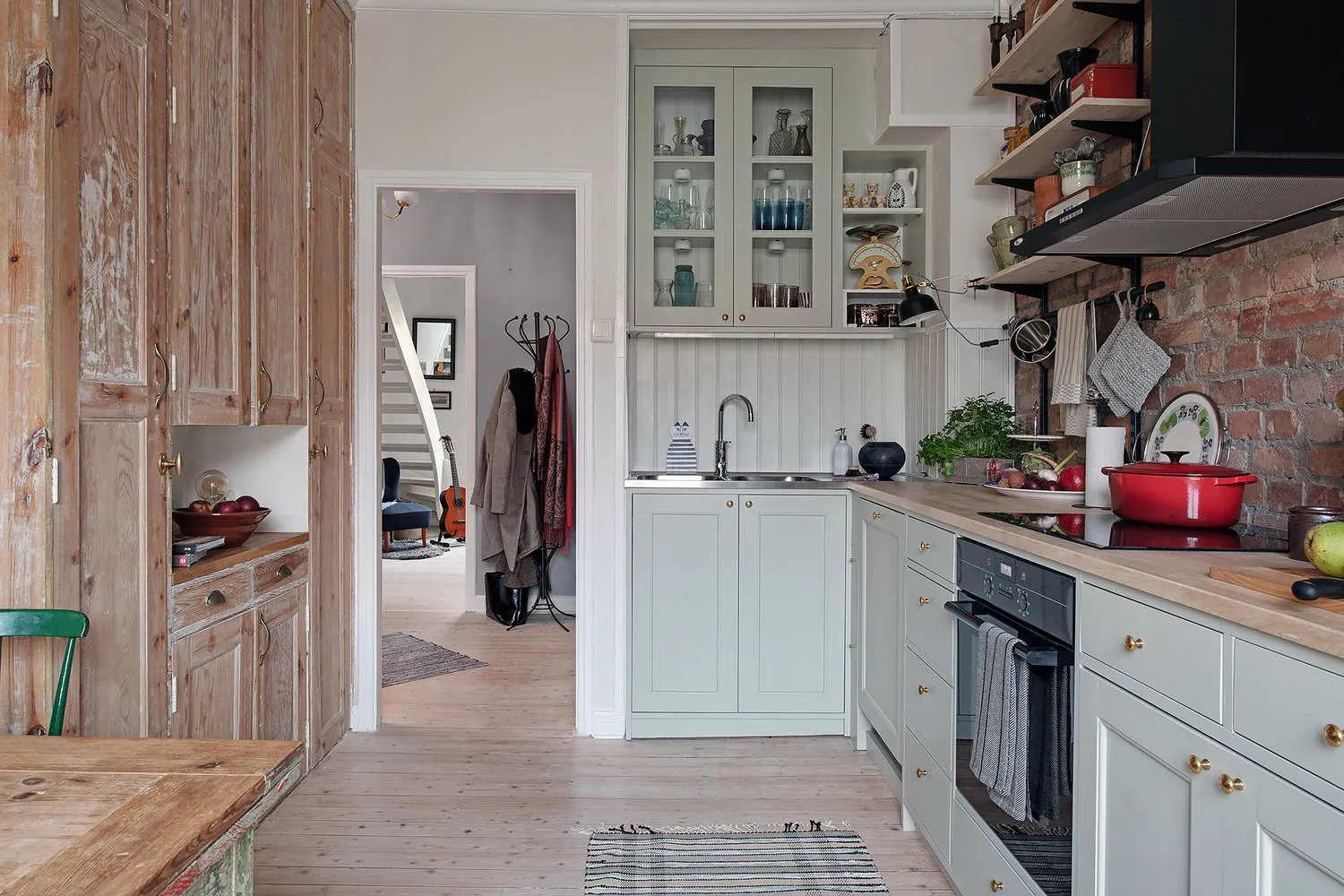 Фотография: Кухня и столовая в стиле Скандинавский, Декор интерьера, Квартира, Швеция, Гетеборг, скандинавский интерьер, Отделка стен, интерьер с кирпичной кладкой, 2 комнаты, 60-90 метров – фото на нашем сайте