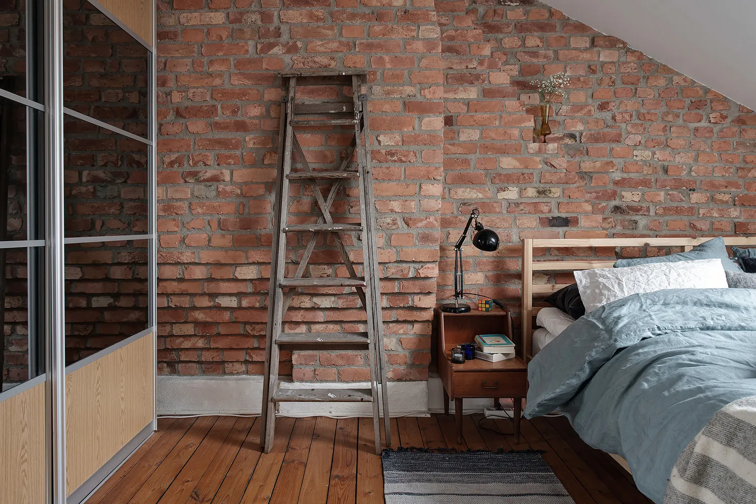 Фотография: Спальня в стиле Скандинавский, Декор интерьера, Квартира, Швеция, Гетеборг, скандинавский интерьер, Отделка стен, интерьер с кирпичной кладкой, 2 комнаты, 60-90 метров – фото на нашем сайте