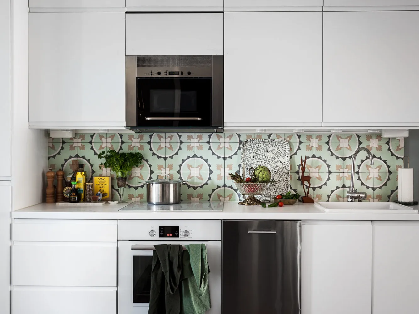 照片:斯堪的纳维亚风格厨房与餐厅,客厅,卧室,折中主义,室内装饰,公寓,瑞典,装饰,绿色,斯德哥尔摩,如何营造温馨氛围,如何布置两居室公寓,2个房间,40-60平方米,如何搭配图案 – 网站上的照片