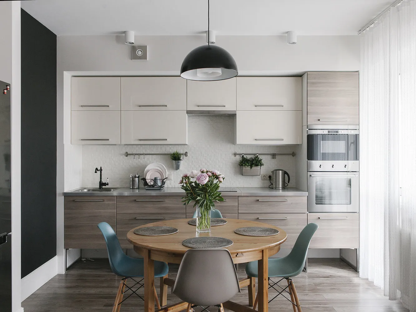 照片：现代风格厨房和餐厅，指南 – 我们网站上的照片