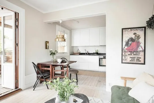 Foto: interior luminoso de departamento de 2 habitaciones de 53 m² en Johannesburgo con terraza acogedora, Gid – foto en nuestro sitio web